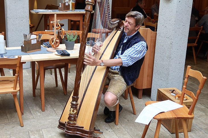 Der neue Donisl-Wirt Peter Reichert greift auch gerne zur Harfe (oder Trompete) - ist er doch selbst auch ein Musikant (©Foto: Martin Schitz)